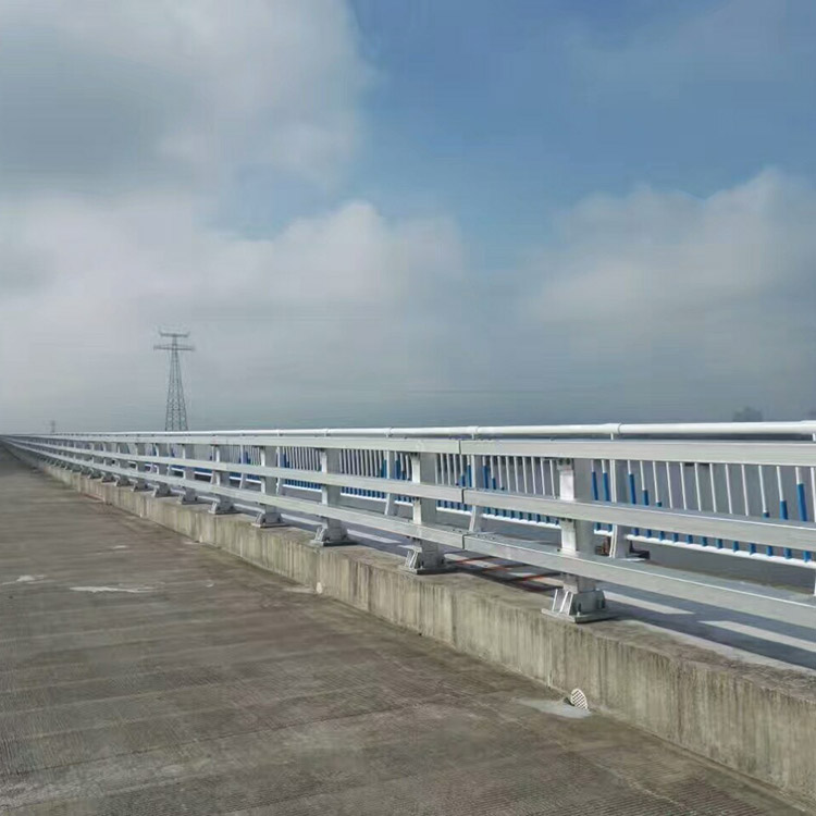 濟南黃河大橋護欄安裝現場